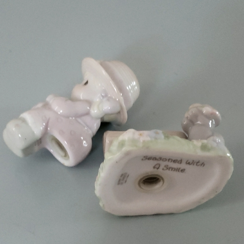 Precious Moments - Seasoned with a Smile - Enesco Salt and Pepper Shakers. - Picture 13 of 16